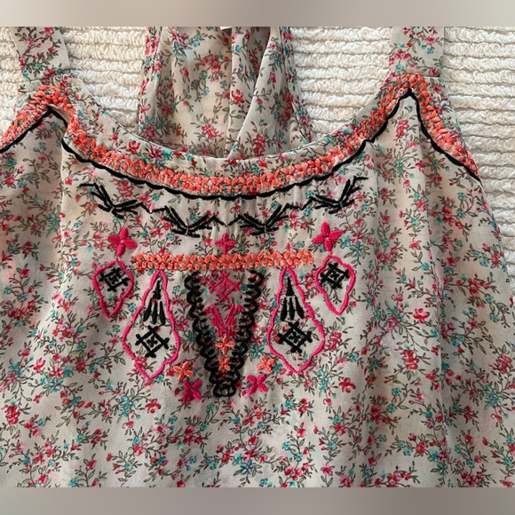 Silky thin tank top with floral pattern and embroidery - Picture 2 of 5